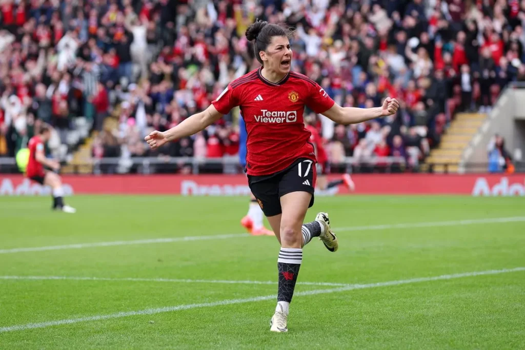 LEIGH, ANH - 14 tháng 4: Lucia Garcia của Manchester United ăn mừng khi ghi bàn thắng đầu tiên cho đội của cô ấy trong trận bán kết Adobe Women's FA Cup giữa Manchester United và Chelsea tại Leigh Sports Village vào ngày 14 tháng 4 năm 2024 ở Leigh, Anh ( Hình ảnh: Kubet)