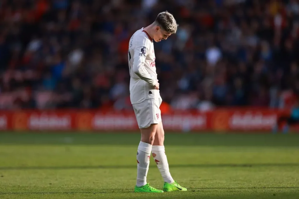 Alejandro Garnacho thích các bài đăng trên mạng xã hội chỉ trích Erik ten Hag sau trận hòa 2-2 của Manchester United với Bournemouth ( Hình ảnh: Kubet)