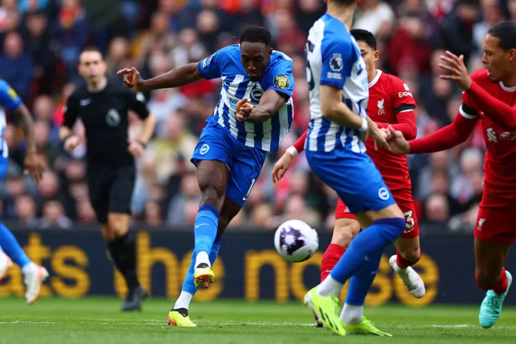 Danny Welbeck đưa Brighton dẫn trước sớm tại Anfield ( Hình ảnh: Kubet)