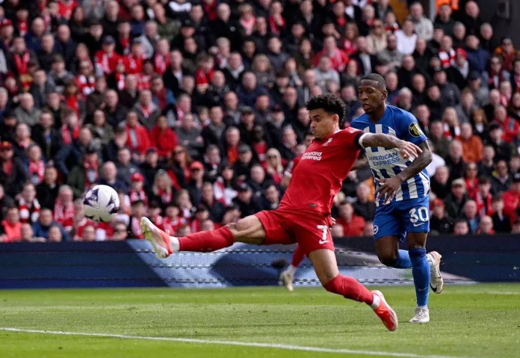 Luis Diaz căng ngang ghi bàn gỡ hòa cho Liverpool ( Hình ảnh: Kubet)