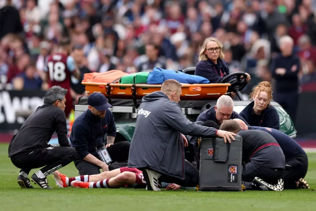 George Earthy của West Ham United được điều trị y tế trước khi được cáng ra sân ( Hình ảnh: Kubet)