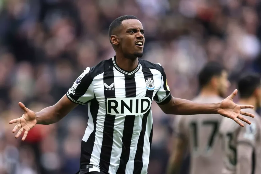 Alexander Isak của Newcastle United ăn mừng khi ghi bàn thắng đầu tiên cho đội mình vào lưới Spurs (ảnh Kubet)